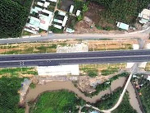 Ngập khu dân cư cạnh cao tốc: Chủ tịch Đồng Nai yêu cầu đánh giá lại hệ thống thoát nước