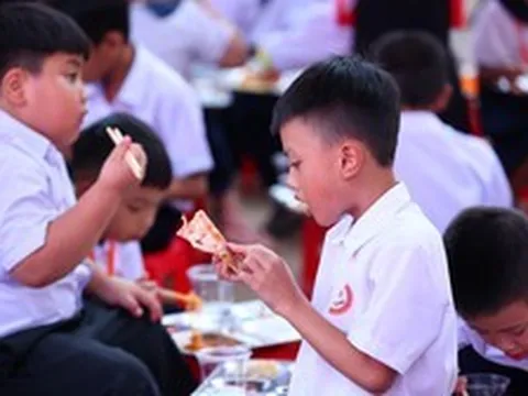 Đại tiệc buffet của 1700 em nhỏ Tây Giang: “Lần đầu tiên em được ăn pizza”