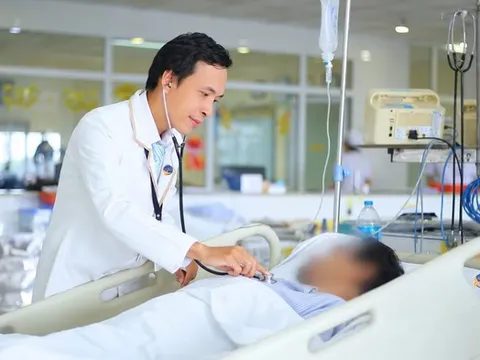 Uống nhầm thứ không ngờ cất trong tủ lạnh, người đàn ông nhập viện cấp cứu