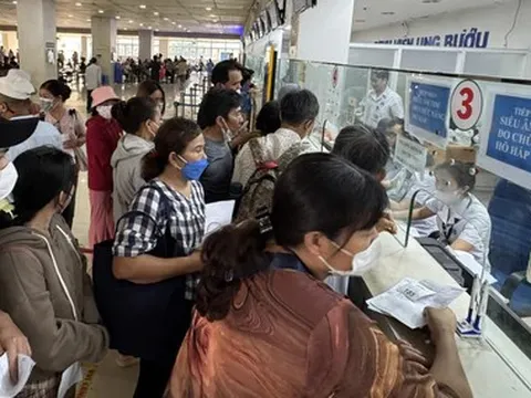 Ùn tắc xạ trị ở Bệnh viện Ung bướu TP.HCM: Máy chạy sáng tối vẫn không kịp