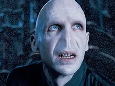 Giải mã bí ẩn Chúa tể Voldemort: Vì sao "Kẻ mà ai cũng biết là ai đấy" lại không có mũi?