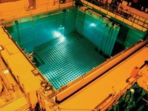 Điều gì sẽ xảy ra nếu bạn rơi vào bể chứa nhiên liệu hạt nhân đã qua sử dụng?