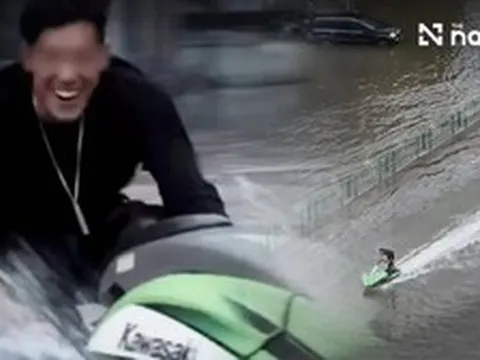 Phát hiện 1 người đàn ông đạp gió rẽ sóng giữa đường phố Bangkok