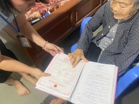 Đến tận nhà hỗ trợ cụ ông 92 tuổi đăng ký kết hôn