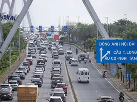 Hà Nội: Tháo biển khoảng cách, cầu Nhật Tân vẫn ùn tắc
