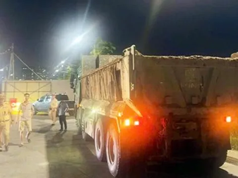 Để bùn đất che biển số ô tô ở Hà Nội, tài xế bị phạt 23 triệu đồng