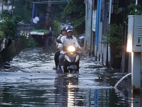 Triều cường đạt đỉnh sáng đầu tuần, người dân TP.HCM đi đường vòng, học sinh xắn quần đi học