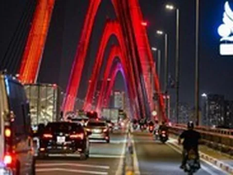 Giao thông qua cầu Nhật Tân ổn định sau khi tháo bỏ biển báo khoảng cách