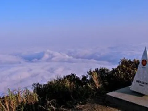 Việt Nam có đỉnh 'chín tầng thang' săn mây cao 2.400m: khí hậu mát mẻ quanh năm, rộng 200ha, sắp thành 'mỏ vàng' mới với vốn đầu tư 450 tỷ đồng