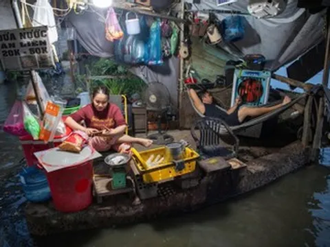 Đường thành sông, nhà thành điểm ngập trong ngày triều cường ở TPHCM