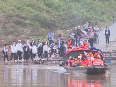 Hơn 20 năm chờ một cây cầu, nghìn người dân bên sông Gianh vẫn qua đò mùa lũ