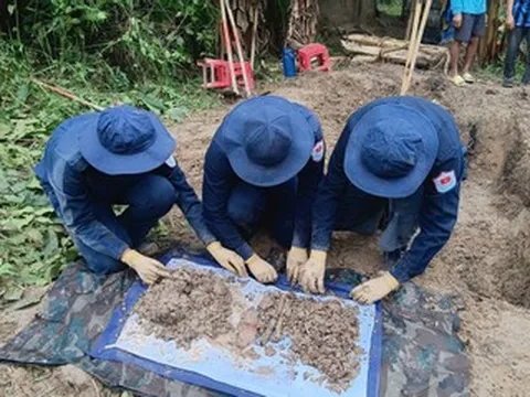 Phát hiện nhiều di vật đặc biệt trong mộ liệt sĩ vô danh