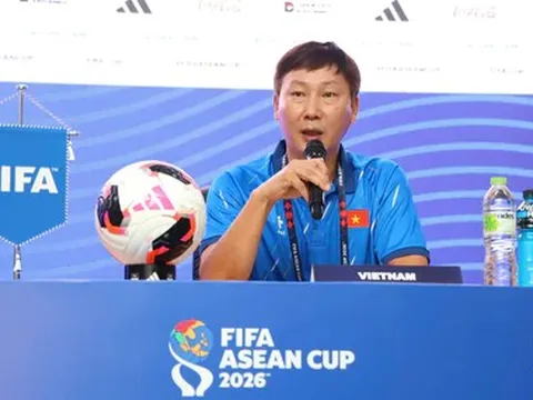 HLV Kim Sang Sik xin lỗi người hâm mộ sau trận thua Thái Lan