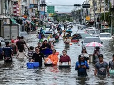 Mưa lũ nghiêm trọng ở Thái Lan, khách Việt lội nước, tour phải cắt điểm
