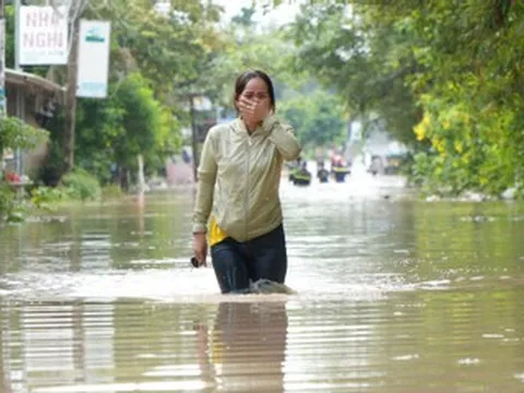 Người phụ nữ mếu máo: Đi làm về, phòng trọ đã ngập gần 1m
