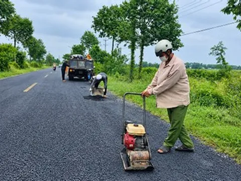 Sau phản ánh của VietNamNet, gấp rút sửa đường chi chít ổ gà