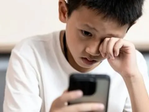 Cảnh báo đến những cha mẹ có con 12 tuổi đang sở hữu điện thoại thông minh