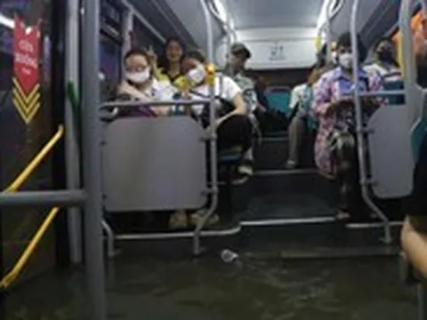 Đường Phan Huy ích ngập nặng 'kỷ lục', nước tràn vào khiến xe buýt chết máy la liệt