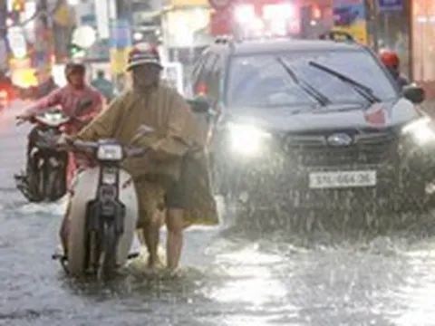 Đường Phan Huy Ích ngập nặng do thi công kênh Tham Lương làm thắt dòng chảy