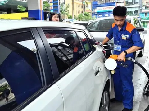Xăng sinh học E10RON95 trên 28.000 đồng/lít, dầu diesel 0,001S tiêu chuẩn mức V giảm gần 1.000 đồng/lít