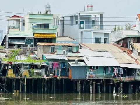 Những mái nhà chênh vênh bên bờ Nam kênh Đôi trước ngày di dời