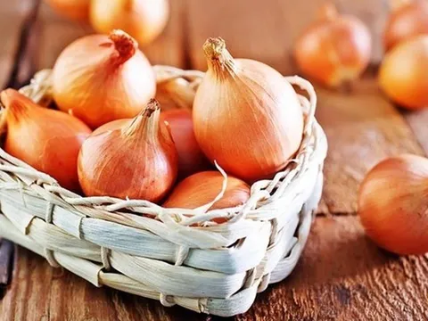 Ăn hành tây sống mỗi ngày để phòng bệnh, người đàn ông 45 tuổi bất ngờ khi đi khám