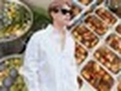 Sao nam Vbiz từng nổi tiếng là "quý ông" nay bán chè trôi nước, thịt kho rệu giao bằng xe ô tô khắp TP.HCM