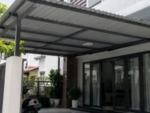 Tại sao ngày càng nhiều gia đình không còn làm mái hiên tôn? 2 vật liệu thay thế vừa che nắng mưa, vừa giúp mặt tiền sang hơn