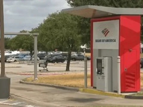 Phát hiện túi chứa hơn 3 tỷ đồng tiền mặt nằm chỏng chơ trên nóc cây ATM