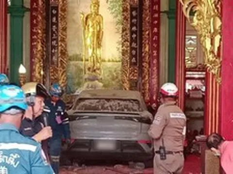 Ô tô điện lao thẳng vào đền Quan Âm ở Bangkok khiến nhiều người bị thương