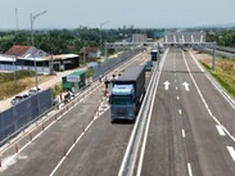 Bác tài container và xe du lịch nói 'ưu, nhược' khi đi cao tốc và quốc lộ