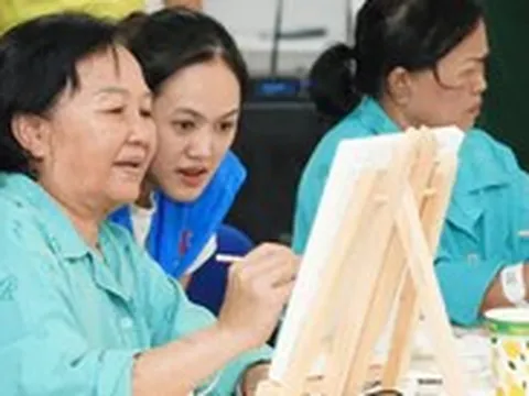 Bệnh nhân ung thư Bệnh viện Chợ Rẫy cầm cọ vẽ bức tranh của riêng mình