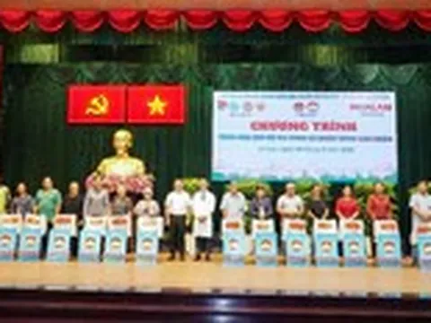 Khu Y tế kỹ thuật cao TP.HCM trao quà cho gia đình khó khăn phường An Lạc