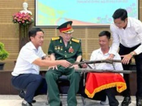 Đại tá Tư Cang tặng 2 súng kỷ vật chiến tranh cho Bảo tàng - Thư viện Bà Rịa - Vũng Tàu