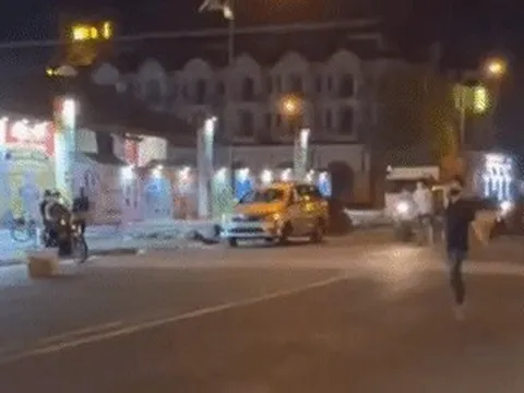 Xác minh clip thanh niên cầm mã tấu rượt chém nhóm đối thủ ở khu vực hội chợ