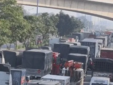 Xe xếp hàng 5km, cửa ngõ TPHCM rối loạn