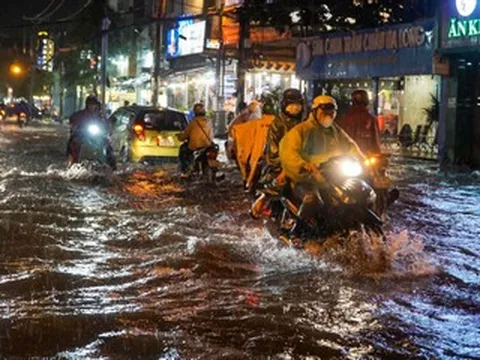 TPHCM yêu cầu trực 24/24h, dùng máy bơm di động xử lý điểm ngập sâu