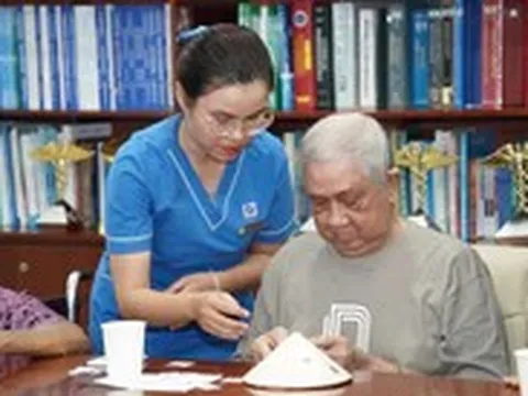 Người cao tuổi quên đường về nhà, quên tên người quen... có phải là biểu hiện sa sút trí tuệ?