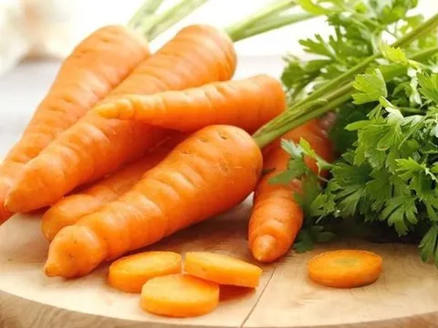 Ăn cà rốt mỗi ngày suốt 4 tháng, người phụ nữ 50 tuổi bất ngờ khi đi khám