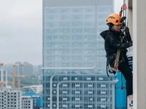 Từ nhân viên khách sạn 5 sao thành ‘người nhện’: Mẹ đơn thân đu dây trên cao kiếm tiền chữa bệnh cho con bại não