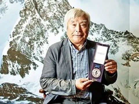 Ai là người cao tuổi nhất chinh phục Everest?