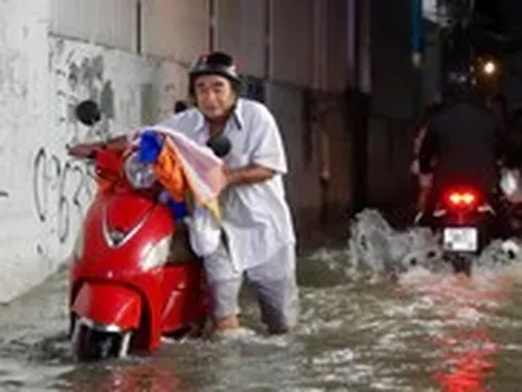 Mưa ngớt, nước trên đường Phan Huy Ích lại tiếp tục dâng lên