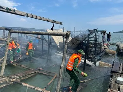 Cháy bè cá, một số người vội nhảy xuống biển thoát thân