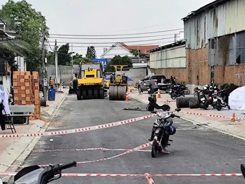 Đang đứng thổi bụi, người đàn ông bị xe lu cán tử vong
