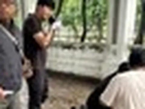Đi ra bến xe buýt, người phụ nữ bất ngờ lăn ra tử vong, người đi đường chạy đến chứng kiến cảnh đáng sợ