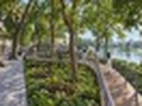 Không gian nghệ thuật "Dải lụa ký ức" bên hồ Hoàn Kiếm phục vụ người dân dịp lễ 10/10