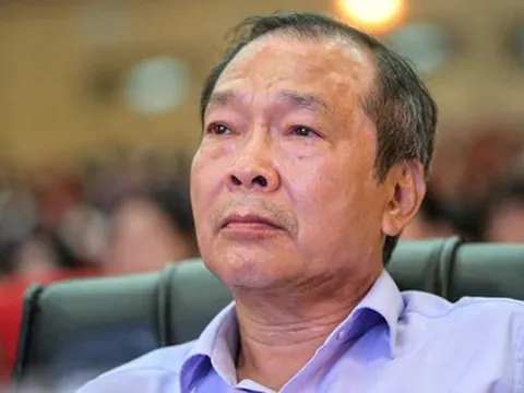 Người mẹ thứ 3 của nữ sinh mồ côi xuất hiện, nhà hảo tâm rơi nước mắt, tặng SV 50 triệu đồng