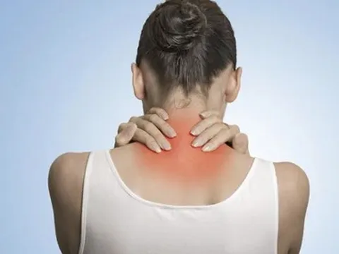 Đau cổ vai gáy, xoa bóp vận động mãi không đỡ, nguyên nhân có thể do đâu?
