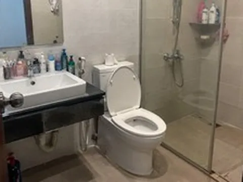 Tại sao ngày càng nhiều gia đình không còn đặt lavabo trong nhà vệ sinh? 2 cách bố trí giúp cả nhà đỡ cảnh phải “chờ nhau”
