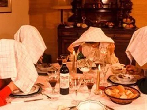 Vì sao người Pháp phải che mặt khi ăn món chim họa mi nướng?